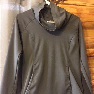 Grey mountain hardware sweatshirt with pockets